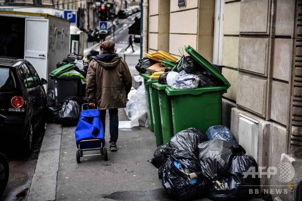 年金制度改革に反対するストライキで、ごみの収集が停止している仏パリの路上